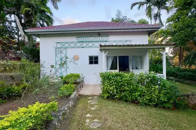 Image de Charming cottage with WiFi and Ac in beautiful Reading with pool and Ocean view.