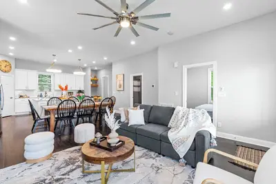 Image de Beautiful house in Dt Raleigh - starts @ 6k/month