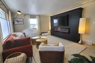 Image de New! Mid-modern 2 beds with King\/Queen