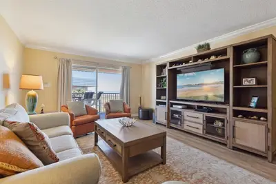 Image de Pelican Point Condo - Steps to the beach with Pool & Balcony