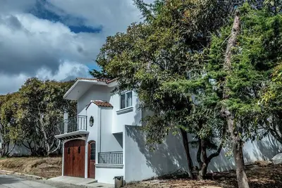 Modern house, 10 minutes from Antigua. Private area!