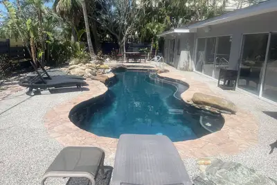 Image de 3000 sq ft, 8 person, 3 bdrm home with large heated pool, outdoor space & more