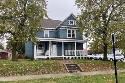 Image de Blue House on Main | *Pet Friendly*