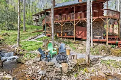 Image de Cozy creek side cabin with fireplace, close to skiing/hiking, and shops.