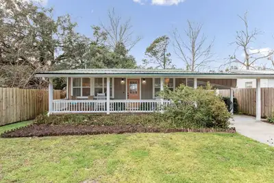 Image de Island Porch Bungalow - Hosted by Moore Ai Rentals