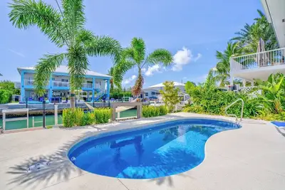 Image de P57 - Charming 2 Bed, 2 bath stilted, half duplex, with private pool and dock