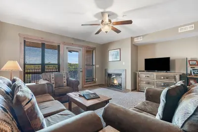 Image de Lovely Lakeview Condo - Seasonal Saltwater Pool