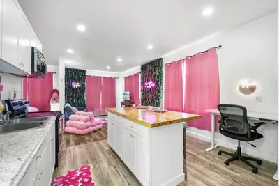 Image de Tickled Pink – A Fun & Fabulous Stay!
