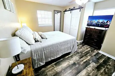 Image de 2 Homes! 6 Br 5ba! Swimming pool! Private Hot Tub! Pool Table! Basketball Hoop!