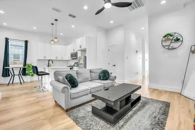 Image de Modern Luxury Home • 10 Min to Downtown • Spacious, Stylish & Immaculate