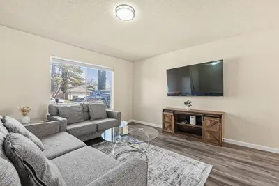 Image de Peaceful and Quiet 4 Br house with Garage