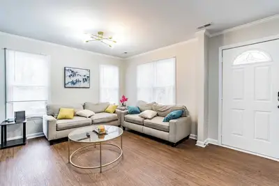 Image de secluded bungalow 15' from Rtp -starts at 3. 8k/month