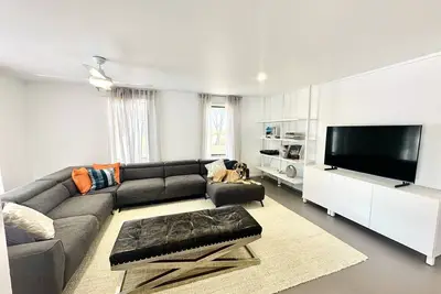 Image de Summerland : Beachfront Retreat - Dogs welcome