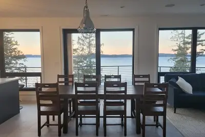Image de Beautiful new 3 bedroom house with stunning ocean views! A short walk to marina.