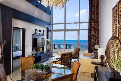 Image de Tropical Elegance – 3br Loft with Private Balcony & Ocean Views!