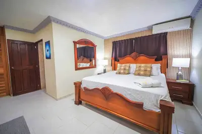 Image de Dr Gem: Cheap Condo, Walk to Beach & Clubs—Guest-Ready!