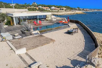 Image de Villa niche dans une calanque\nAccès mer privatifs