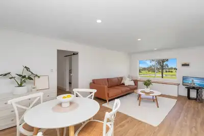 Image de Lujo Studio - Elegant & modern studio - Retreat in Gloucester Tranquil Rural Escape with Pool & Views