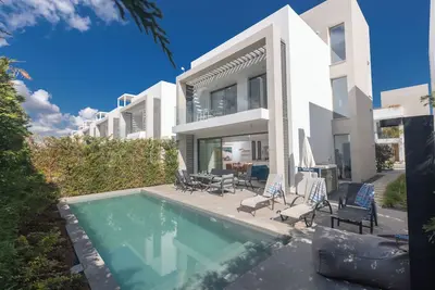 Image de New, 3 bedroom villa with private pool, walking distance to the beach