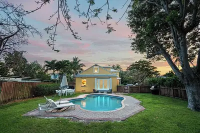 Image de Stylish 3-Bedroom Pool Retreat