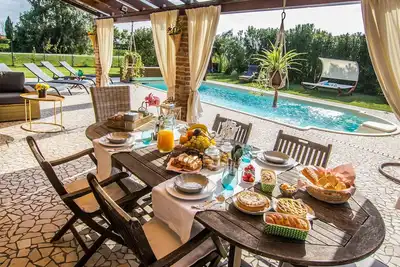 Image de Magnifique maison de vacances privée avec bain à remous, piscine privée, Wifi, climatisation, Tv