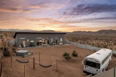 Image de No Vacancy: Designer Home w\/ Hot Tub & Hammocks