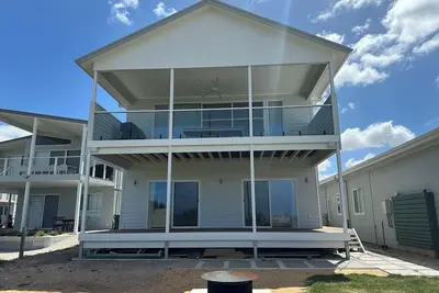 Image de On Point- 5 bedroom modern beachfront holiday home - Off peak special!