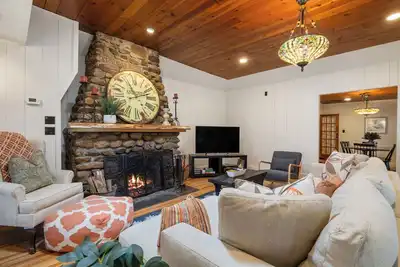 Image de Hottub/Arcade/Historic Cabin/Mins to Avl & Wvl