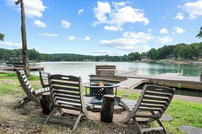 Image de Mid-Century Lakefront Home, Dog-Friendly with Hot Tub