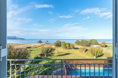 Image de Spacious Beachfront 4-Bedroom Apartment in Dramia - Georgioupoli on first floor.