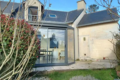 Image de maison sur la colline proche plages, port, marais salants