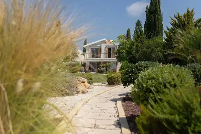 Image de Villa on a cost line, with stunning sea-views and a beautiful garden.