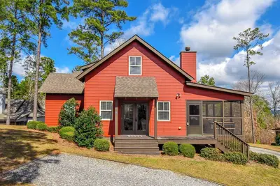 Image de Little Red at Kowaliga Bay by Big Fish Real Estate Group at Lake Martin