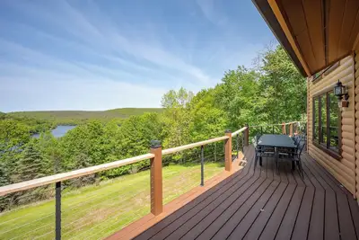 Image de New! Mountain-Chic Retreat Overlooking the Lake