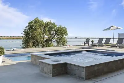 Image de Beautiful Lakefront Home with Heated Pool, Spa and 6 Bedrooms!