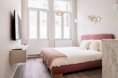 Image de Glamorous -Chic Renovated Studio
