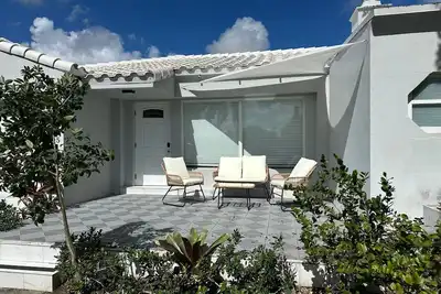 Image de Beach Retreat – 2 Homes in 1, Sleeps 10, Steps from Hollywood Blvd & the Beach