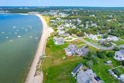 Image de Beach Haven - Single Family w/ Private Fenced Backyard and Deck, Steps to Beach