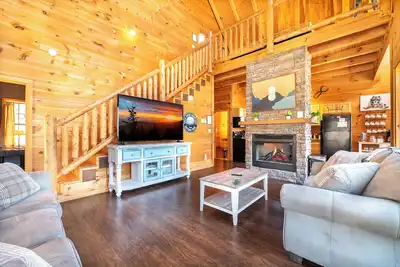 Image de *Spacious 4bd Lodge w/ Pool! Hot Tub + Games! *