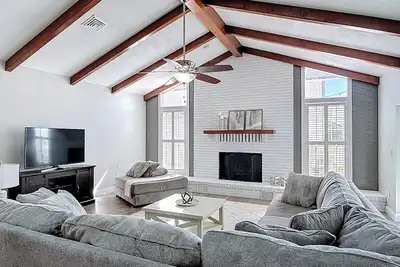 Image de Luxurious 4 Bedroom Home on Taxiway in Spruce Creek Fly-in, 6 miles to beach!
