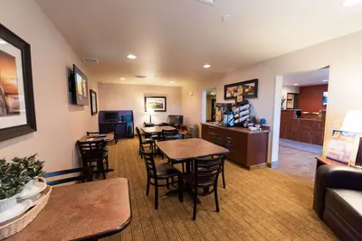 Image de Comfortable Room with Full Kitchen and Parking!