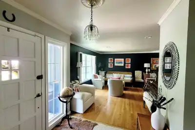 Image de Spacious 4-bedroom/3-bathroom house with backyard patio and garden space