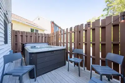 Image de #1 Downtown Location this Fall! Hot Tub, Dogs Ok