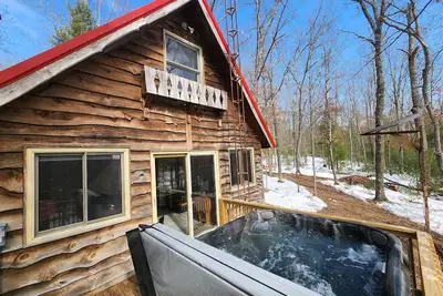 Image de Hawkins Hideout Luxury Cabin, Wi-Fi, Hot Tub!