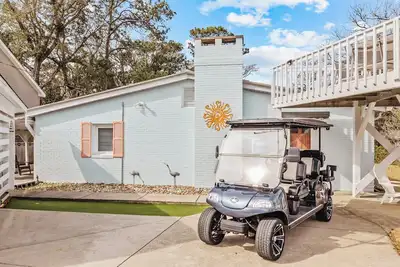 The Beach Bunker-Renovated Vintage Coastal Retreat with Rooftop Deck & Golf Cart