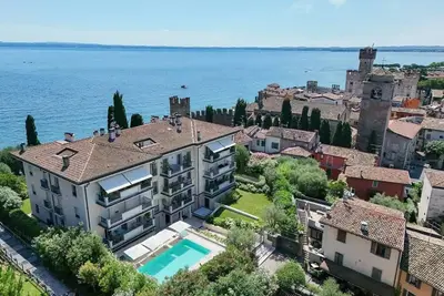 Image de Garda Amore: Deluxe Two-Bedroom Residence with Lake View in Sirmione Old Town