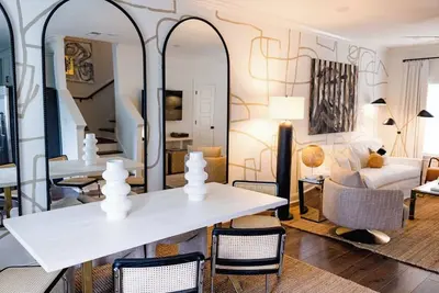 Image de New! 1 mi to Um; 5 mins to sq; 3 en-suite king BRs; luxe