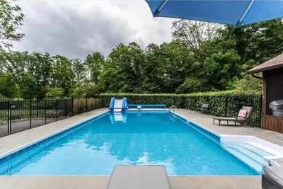 Image de Gorgeous 4br Cottage~ Sharbot Lake~ Pool~ Hot Tub