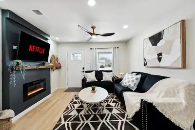 Image de 4br/2ba New Renovation l Big Yard | Pets Ok