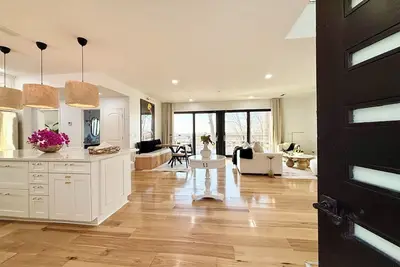 Image de Arch View Luxury Home 5 minutes to St. Louis:Private Pool, Sauna, Free Wine&Brkfst
